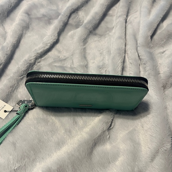 NWT Sea-green BCBG wristlet - Picture 3 of 6